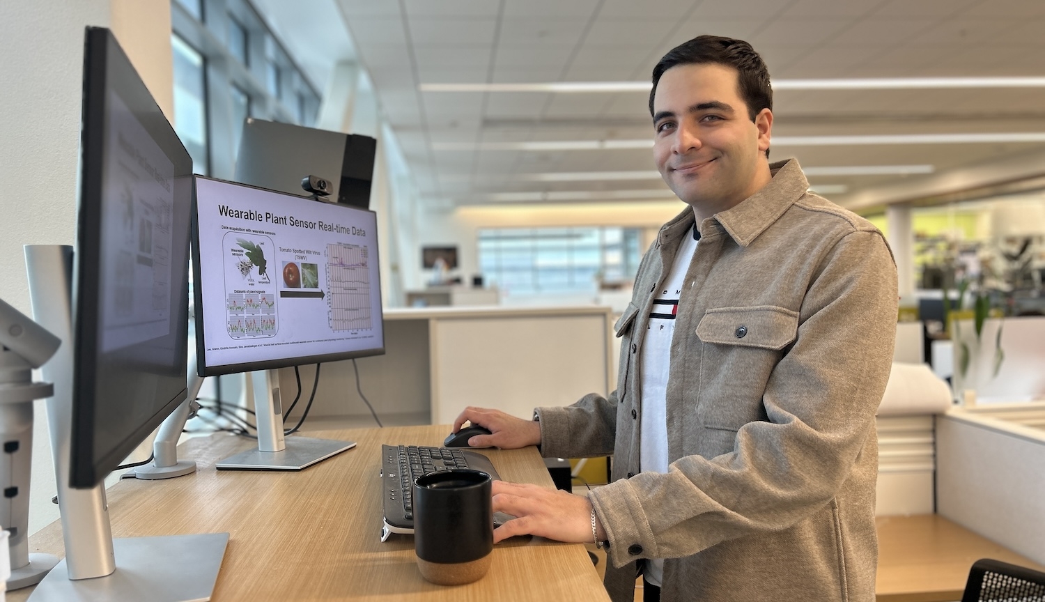 Sina Jamalzadegan at his computer desk.